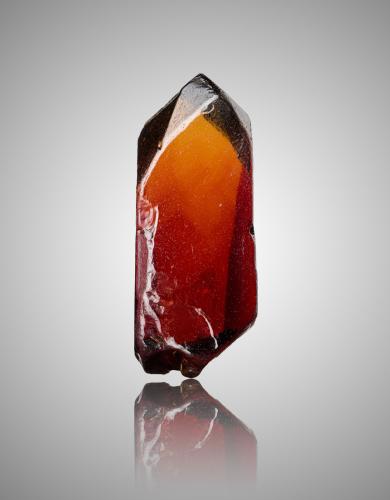 Zircón<br />Mogok Valley, Mogok Township, Pyin-Oo-Lwin District, Mandalay Region (Mandalay Division), Myanmar (Burma)<br />1.5 x 1 x 3 cm / cristal principal: 3.0 cm<br /> (Autor: Museo MIM)