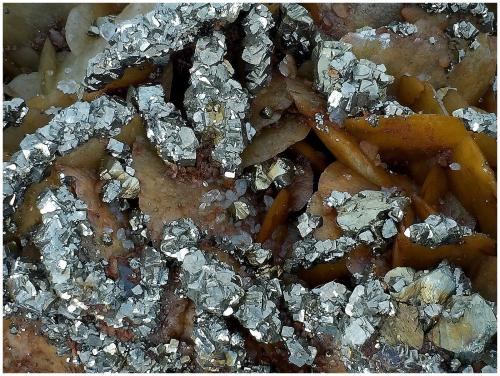 Siderite, Pyrite, Quartz<br />Mina Bou Nahas, zona minera Oumjrane, Comunidad Alnif, Provincia Tinghir, Región Drâa-Tafilalet, Marruecos<br />110 mm x 80 mm x 70 mm<br /> (Author: silvia)