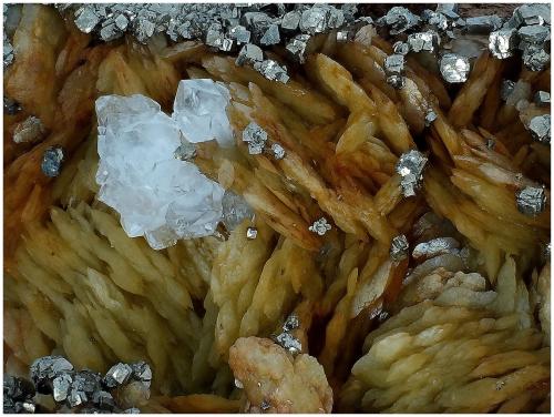 Siderite, Pyrite, Quartz<br />Mina Bou Nahas, zona minera Oumjrane, Comunidad Alnif, Provincia Tinghir, Región Drâa-Tafilalet, Marruecos<br />110 mm x 80 mm x 70 mm<br /> (Author: silvia)