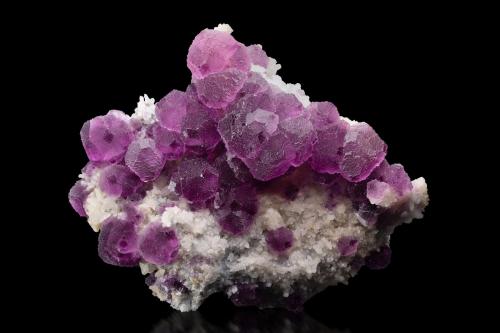 Fluorite<br />Shangbao Mine, Leiyang, Hengyang Prefecture, Hunan Province, China<br />25.5 x 9 x 21 cm / main crystal: 4.2 cm<br /> (Author: MIM Museum)