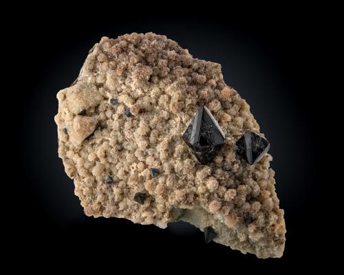 Scheelite<br />Mina Baia Sprie, Baia Sprie, Maramures, Rumanía<br />13.5 x 9.5 x 4.5 cm / main crystal: 2.7 cm<br /> (Author: MIM Museum)