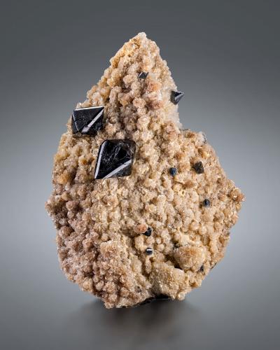 Scheelite<br />Baia Sprie Mine, Baia Sprie, Maramures, Romania<br />13.5 x 9.5 x 4.5 cm / main crystal: 2.7 cm<br /> (Author: MIM Museum)