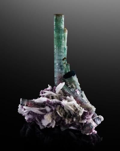 Elbaite<br />Pederneira claim, São José da Safira, Governador Valadares, Vale do Rio Doce, Minas Gerais, Brazil<br />14 x 9 x 17.5 cm / main crystal: 16.0 cm<br /> (Author: MIM Museum)