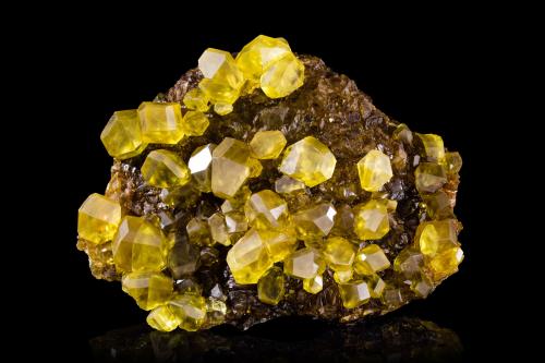 Sulphur<br />Mina Cozzo Disi, Casteltermini, Provincia Agrigento (Girgenti), Sicilia, Italia<br />20 x 16 x 7 cm / main crystal: 3.7 cm<br /> (Author: MIM Museum)