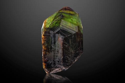 Zircón<br />Midongy District, Atsimo-Atsinanana Region, Madagascar<br />3 x 3 x 6.5 cm / cristal principal: 6.2 cm<br /> (Autor: Museo MIM)