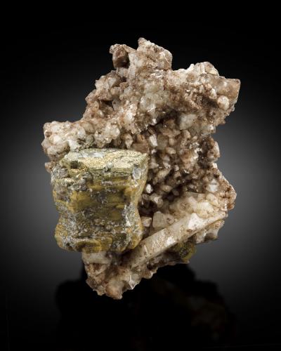 Donnayite-(Y)<br />Poudrette Quarry, Mont Saint-Hilaire, La Vallée-du-Richelieu RCM, Montérégie, Québec, Canada<br />4 x 3 x 2 cm / main crystal: 1.8 cm<br /> (Author: MIM Museum)