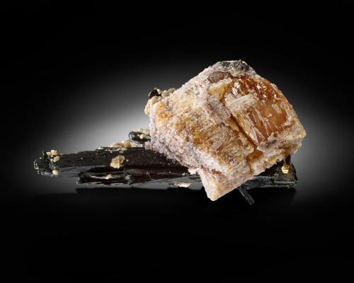 Rémondite-(Ce)<br />Cantera Poudrette, Mont Saint-Hilaire, La Vallée-du-Richelieu RCM, Montérégie, Québec, Canadá<br />6.5 x 3.5 x 3.5 cm / main crystal: 3.8 cm<br /> (Author: MIM Museum)