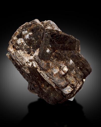 Kupletskite<br />Cantera Poudrette, Mont Saint-Hilaire, La Vallée-du-Richelieu RCM, Montérégie, Québec, Canadá<br />4.5 x 4 x 2 cm / main crystal: 4.4 cm<br /> (Author: MIM Museum)