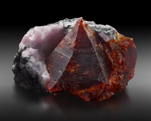 Zincita<br />Furnace Quarry, Franklin Marble, Franklin, Franklin Mining District, Sussex County, New Jersey, USA<br />2,5 x 5 x 3 cm<br /> (Autor: Foro FMF)