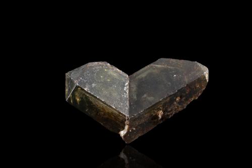 Zircon<br />Colinas Katukubura, Kolonne, Embilipitiya, Distrito Ratnapura, Provincia Sabaragamuwa, Sri Lanka<br />4,5 x 2,5 x 2,5 cm<br /> (Autor: Museo MIM)