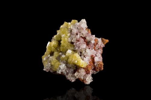 Adamita con Calcita<br />Ojuela Mine, Mapimí, Municipio Mapimí, Durango, Mexico<br />9,0 x 8,5 x 5,0 cm<br /> (Autor: Museo MIM)