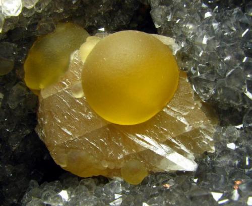 Detail view, fluorite ball diameter approx. 2.5 cm. (Author: Montanpark)