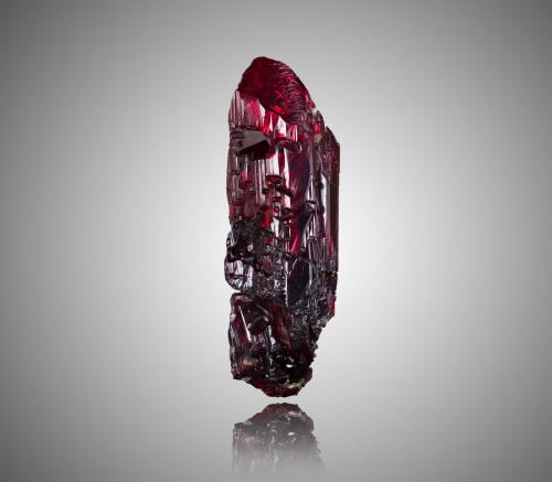 Proustita<br />Mina Dolores Tercera, Chañarcillo, Provincia Copiapó, Región Atacama, Chile<br />3 x 2 x 7,5 cm<br /> (Autor: Museo MIM)
