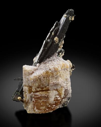 Remondita-(Ce)<br />Poudrette Quarry, Mont Saint-Hilaire, La Vallée-du-Richelieu RCM, Montérégie, Québec, Canada<br />6.5 x 3.5 x 3.5 cm / cristal principal: 3.8 cm<br /> (Autor: Museo MIM)