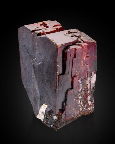 Tantalite-(Mn)<br />Muiâne, Pegmatita Alto Ligonha, Provincia Zambezia, Mozambique<br />3 x 3 x 5.5 cm / main crystal: 5.4 cm<br /> (Author: MIM Museum)