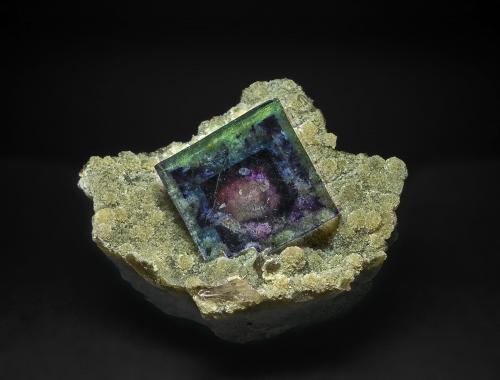 Fluorite, Quartz<br />Yindu, Hexigten Banner (Kèshíkèténg Qí), Chifeng (Ulanhad), Inner Mongolia Autonomous Region, China<br />3.8 x 3.6 cm<br /> (Author: am mizunaka)
