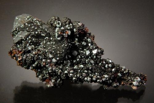 Cuprite on Goethite<br />Mina Czar, Mina Copper Queen, Queen Hill, Bisbee, Distrito Warren, Montes Mule, Condado Cochise, Arizona, USA<br />6.0 x 3.5 x 2.4 cm<br /> (Author: Michael Shaw)