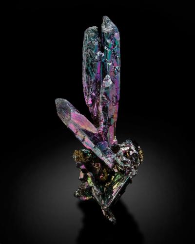Stephanite<br />Mina Husky, realce 302, Colina Galena, Elsa, distrito minero Mayo, Territorio Yukon, Canadá<br />2 x 1.5 x 4 cm / main crystal: 2.7 cm<br /> (Author: MIM Museum)