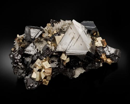 Sphalerite (variety marmatite)<br />Complejo Trepča, Valle Trepča, Kosovska Mitrovica, Distrito Kosovska Mitrovica, Kosovo<br />14.5 x 10.5 x 6 cm / main crystal: 5.7 cm.<br /> (Author: MIM Museum)