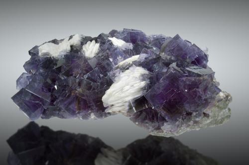 Fluorita, Barita<br />La Cabaña, Valdelmar, zona minera de Berbes, Berbes, Ribadesella, Comarca Oriente, Principado de Asturias (Asturias), España<br />35cm de ancho, cristales hasta 5cm<br /> (Autor: Raul Vancouver)