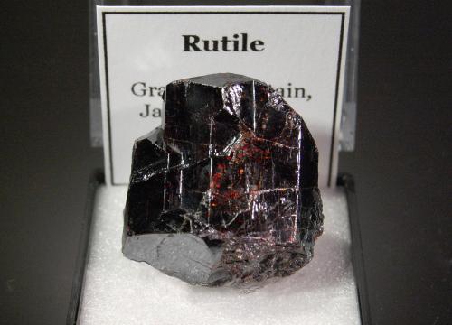 Rutile<br />Montes Graves, Condado Lincoln, Georgia, USA<br />2.5 x 2.2 cm<br /> (Author: Michael Shaw)