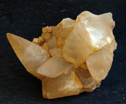 Calcita<br />Paraje El Salt, Xixona (Jijona), Comarca L'Alacantí, Alicante / Alacant, Comunidad Valenciana / Comunitat Valenciana, España<br />4.5 x 7 cm<br /> (Autor: Pedro Antonio)