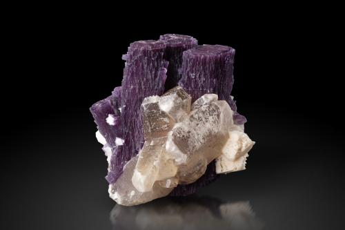 Polylithionita-Trilithionita (Serie)<br />Pegmatita Golconda, Governador Valadares, Vale do Rio Doce, Minas Gerais, Brasil<br />9 x 8 x 8.5 cm / cristal principal: 8.5 cm<br /> (Autor: Museo MIM)