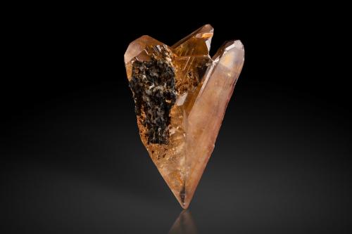 Cerusita<br />Touissit, Distrito Touissit, Provincia Jerada, Región Oriental, Marruecos<br />6.5 x 3.5 x 10.5 cm / cristal principal: 10.2 cm<br /> (Autor: Museo MIM)