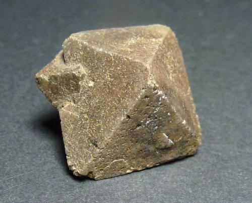 Zircón<br />Peixe alkaline complex, Peixe, Tocantins, Norte Region, Brazil<br />2,5 x 2,5 cm.<br /> (Autor: javier ruiz martin)