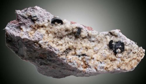 Osumilita<br />Cantera Funtanafigu, Marrubiu, Monte Arci, Provincia Oristano, Cerdeña/Sardegna, Italia<br />Micro<br /> (Autor: José Luis Zamora)