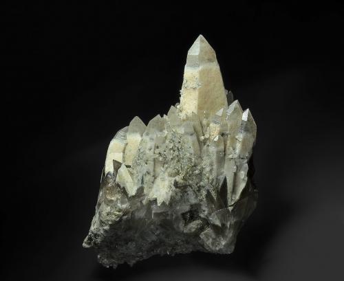 Quartz<br />Cow Flat, Torrington mining district, Clive County, New South Wales, Australia<br />13.0 x 10.8 cm<br /> (Author: am mizunaka)