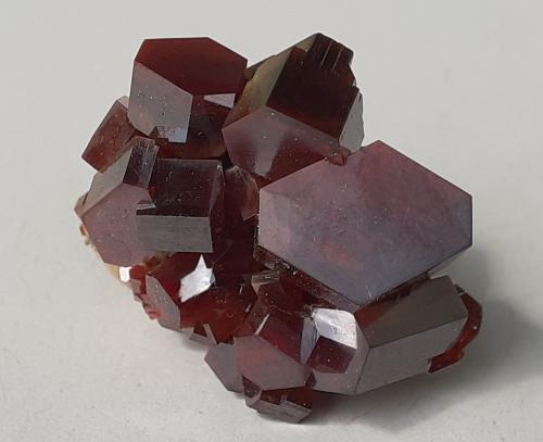 Vanadinite<br />Mibladen (distrito minero Mibladen), Midelt, Provincia Midelt, Región Drâa-Tafilalet, Marruecos<br />2,5 x 2 cm<br /> (Author: Volkmar Stingl)