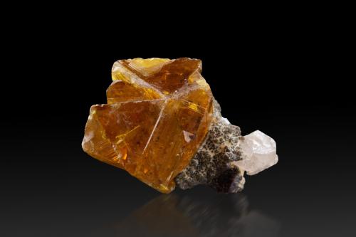 Microlite (Group)<br />Distrito Jenipapo, Itinga, Jequitinhonha, Minas Gerais, Brasil<br />3 x 2 x 2.5 cm / main crystal: 2.2 cm<br /> (Author: MIM Museum)