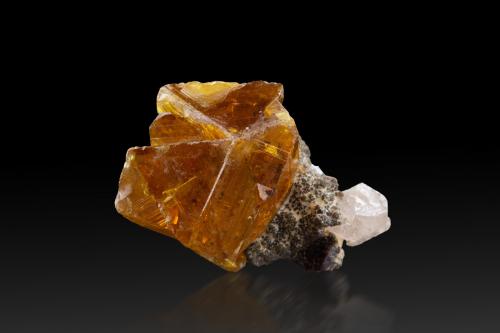 Microlite (Group)<br />Jenipapo District, Itinga, Vale do Jequitinhonha, Minas Gerais, Brazil<br />3 x 2 x 2.5 cm / main crystal: 2.2 cm<br /> (Author: MIM Museum)