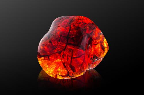 amber<br />Wadi Jezzine, Distrito Jezzine, Gobernación de Líbano Sur, Líbano<br />7.5 x 8 x 6 cm<br /> (Author: MIM Museum)