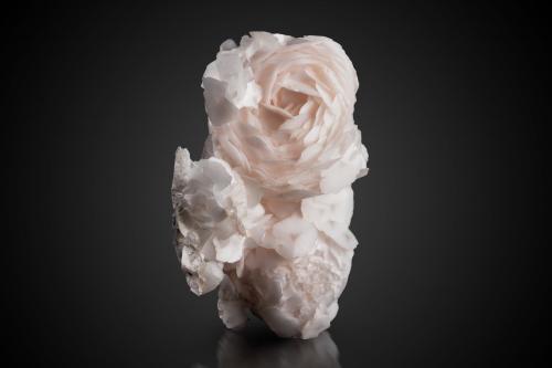 Calcite<br />Mina Shangbao, Leiyang, Prefectura Hengyang, Provincia Hunan, China<br />5 x 4 x 7.5 cm / main crystal: 1.4 cm<br /> (Author: MIM Museum)