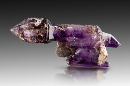 Quartz (variety amethyst)<br />Brandberg area, Erongo Region, Namibia<br />4.5 x 3 x 11 cm / main crystal: 11cm<br /> (Author: MIM Museum)