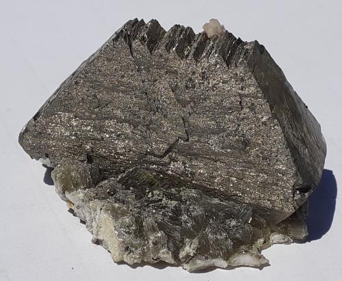 Arsenopyrite, Rhodochrosite<br />Yaogangxian Mine, Yizhang, Chenzhou Prefecture, Hunan Province, China<br />4,5 x 2,5 cm<br /> (Author: Volkmar Stingl)