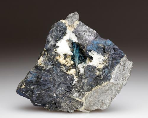 Emplectite<br />Wittichen, Schenkenzell, Rottweil, Selva Negra, Baden-Württemberg, Alemania<br />9 x 4.5 x 8 cm / main crystal: 3 cm<br /> (Author: MIM Museum)