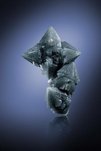 Quartz<br />Hexigten Banner (Kèshíkèténg Qí), Chifeng (Ulanhad), Inner Mongolia Autonomous Region, China<br />8.5 x 6 x 13 cm / main crystal: 5.7 cm<br /> (Author: MIM Museum)
