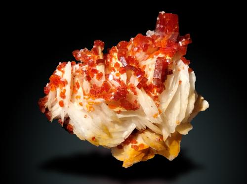 Vanadinite and Baryte<br />Mibladen (distrito minero Mibladen), Midelt, Provincia Midelt, Región Drâa-Tafilalet, Marruecos<br />47 mm x 41 mm x 28 mm<br /> (Author: Firmo Espinar)