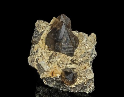 Quartz (variety smoky quartz), Orthoclase<br />Glen Rosa, Isle of Arran, North Ayrshire, Scotland / United Kingdom<br />7.1 x 5.5 cm<br /> (Author: am mizunaka)