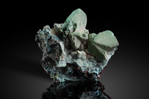 Phosphohedyphane<br />Pimbi Hill, Mindouli, Distrito Mindouli, Departamento Pool, República del Congo<br />5 x 4 x 5 cm / main crystal: 2.5 cm<br /> (Author: MIM Museum)