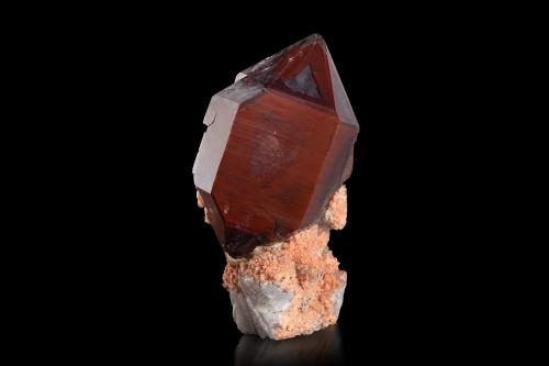 Quartz (variety hematoide)<br />Girtis Farm 109, Orange River, Karasburg District, ǁKaras Region, Namibia<br />5 x 4.5 x 7.5 cm / main crystal: 6.2 cm<br /> (Author: MIM Museum)