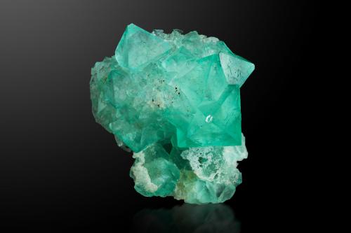 Fluorite<br />Riemvasmaak, Orange river area, Kakamas, ZF Mgcawu District, Northern Cape Province, South Africa<br />8 x 5 x 9.5 cm / main crystal: 3.9 cm<br /> (Author: MIM Museum)