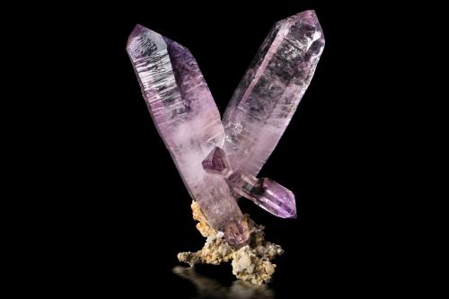 Quartz (variety amethyst)<br />Piedra Parada (Las Vigas), Municipio Tatatila, Veracruz (Veracruz de Ignacio de la Llave), Mexico<br />9 x 9 x 12 cm / main crystal: 10.8 cm<br /> (Author: MIM Museum)