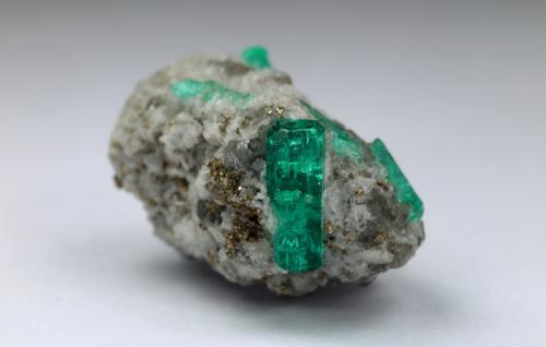 Beryl (variety emerald), Calcite, Albite (var. Cleavelandite), Pyrite<br />Chivor mining district, Municipio Chivor, Eastern Emerald Belt, Boyacá Department, Colombia<br />24 x 14 x 24 mm, main xl = 10 mm<br /> (Author: Fiebre Verde)