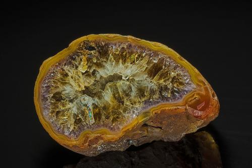 Quartz (variety agate)<br />Arroyo Agate, Condado Etheridge, Queensland, Australia<br />7.3 x 4.5 x 3.8 cm<br /> (Author: am mizunaka)