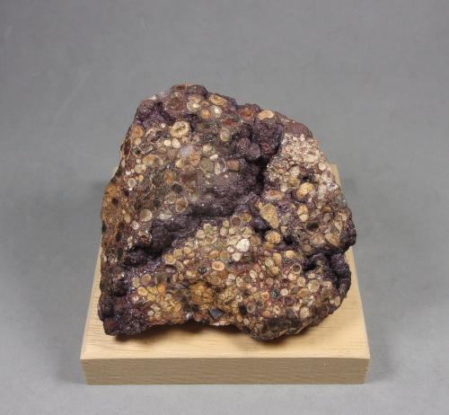 bauxita, Siderita<br />Minas Bauxite, Bauxite, Condado Saline, Arkansas, USA<br />7,4 × 6,8 × 6 cm.  313 g.<br /> (Autor: J. G. Alcolea)