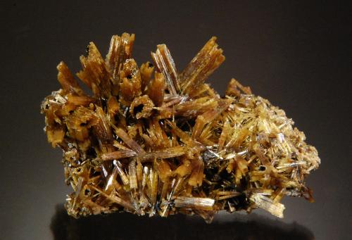 Vanadinite<br />Tissaf, Missour, Boulemane Province, Fès-Meknès Region, Morocco<br />5.4 × 3.3 × 2.1 cm<br /> (Author: Michael Shaw)